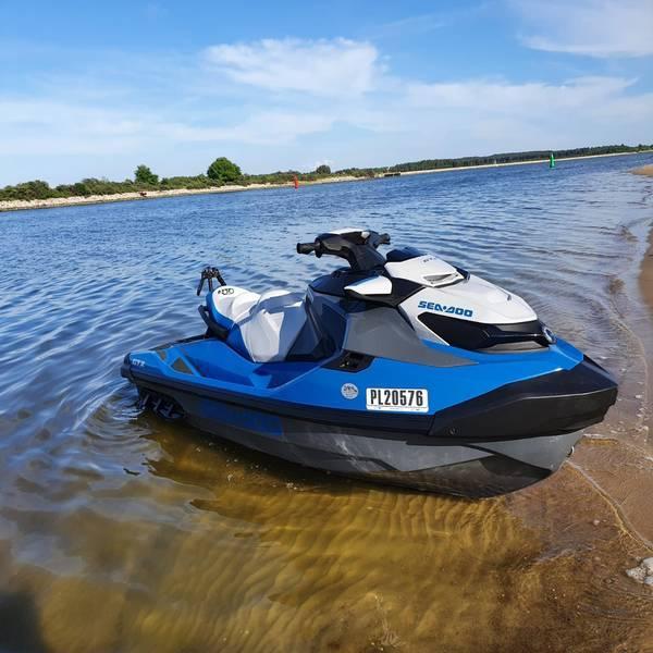 Skuter wodny na wodzie